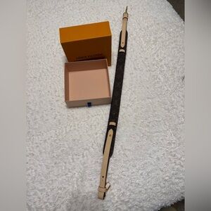 Louis Vuitton purse strap. Dust pouch and box included